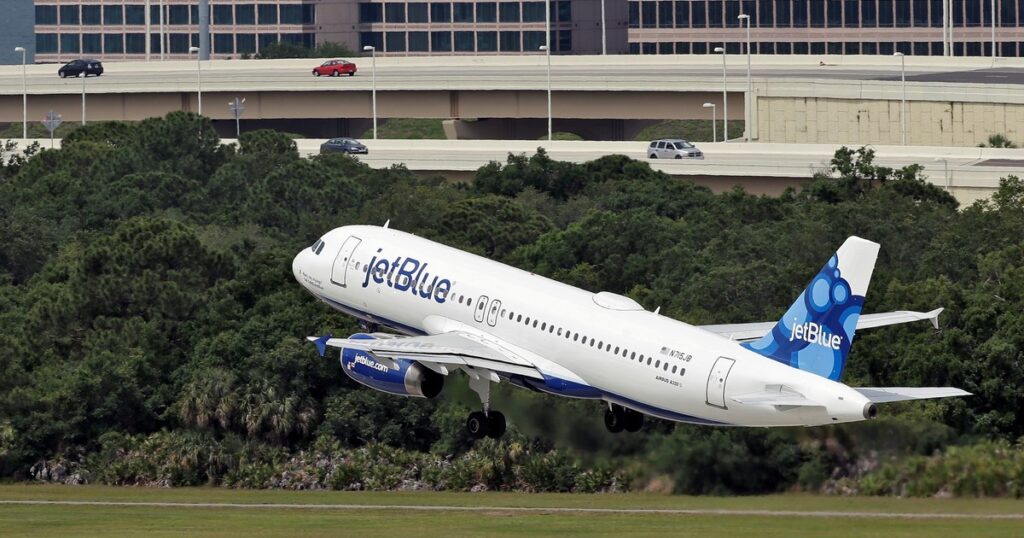 Un avión de JetBlue aterrizó de emergencia en Florida por un problema en pleno vuelo: hay heridos Un avión de JetBlue aterrizó de emergencia en Florida por un problema en pleno vuelo: hay heridos imagen-5