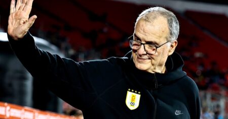 Con muchas ausencias, Bielsa dio a conocer la acotada lista de 17 jugadores convocados para los amistosos de Uruguay en Malasia imagen-20