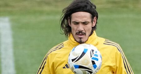 Alerta en Boca: Cavani y una nueva molestia que podría sacarlo del partido contra Barracas imagen-16
