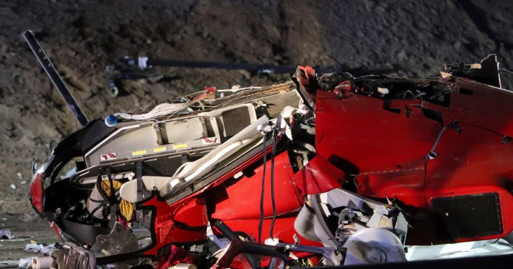 Choque de helicóptero médico en Sacramento, California: cayó en el centro de la autopista y los tres heridos están en "condición crítica" imagen-4