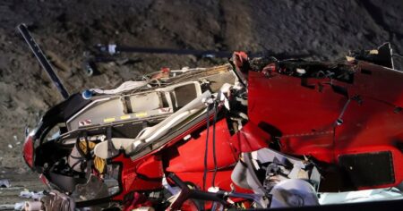 Choque de helicóptero médico en Sacramento, California: cayó en el centro de la autopista y los tres heridos están en "condición crítica" imagen-11
