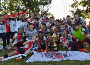 Ex Alumnos 185, bicampeón de la Liga Regional Obereña: “Pudimos ser protagonistas en la ciudad y en un torneo provincial, de a poco el equipo está volviendo a ser grande e histórico” Ex Alumnos 185, bicampeón de la Liga Regional Obereña: “Pudimos ser protagonistas en la ciudad y en un torneo provincial, de a poco el equipo está volviendo a ser grande e histórico” imagen-3
