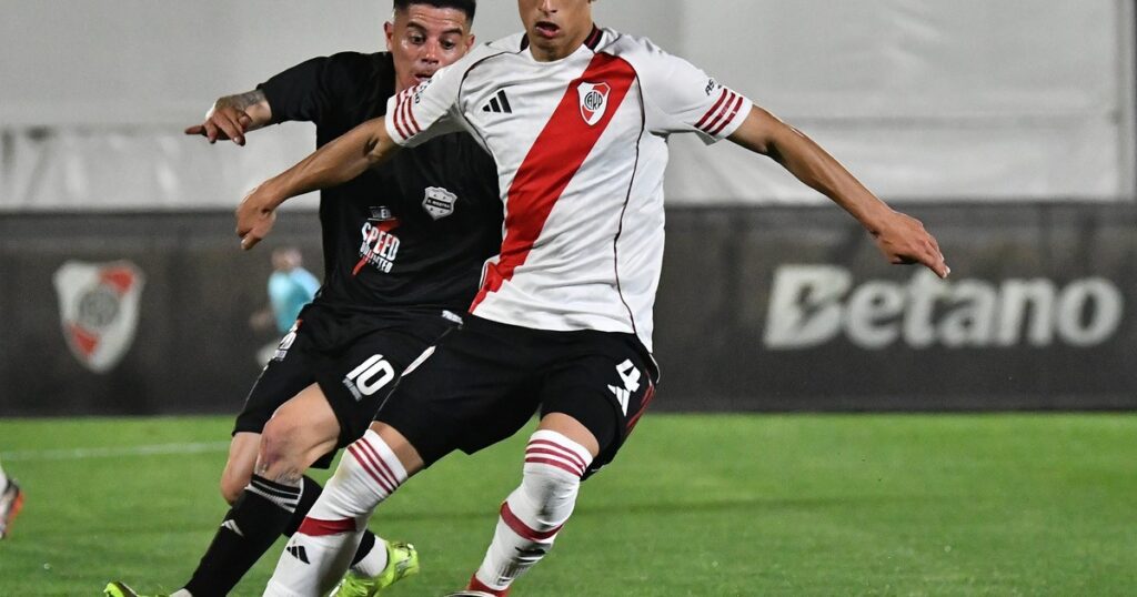 Video: el golazo al ángulo de una promesa de River en la Reserva imagen-45