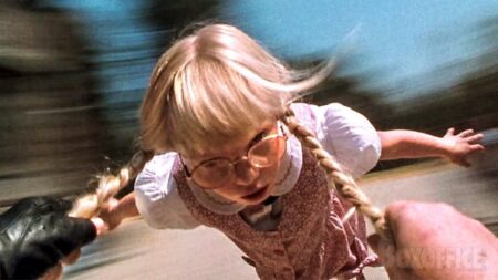 Siempre había pensado que este truco de ‘Matilda’ era mentira, pero Danny DeVito realmente lanzó por los aires a la niña actriz Siempre había pensado que este truco de 'Matilda' era mentira, pero Danny DeVito realmente lanzó por los aires a la niña actriz imagen-6
