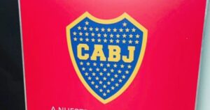 El cartel con el que Barracas Central recibió a Boca en su «nueva casa» y la bandera dedicada a Paredes El cartel con el que Barracas Central recibió a Boca en su "nueva casa" y la bandera dedicada a Paredes imagen-4