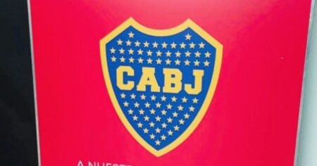 El cartel con el que Barracas Central recibió a Boca en su "nueva casa" y la bandera dedicada a Paredes imagen-22