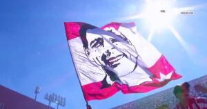 Video: el homenaje a Russo en Estudiantes - Gimnasia, con banderas y camisetas especiales imagen-1