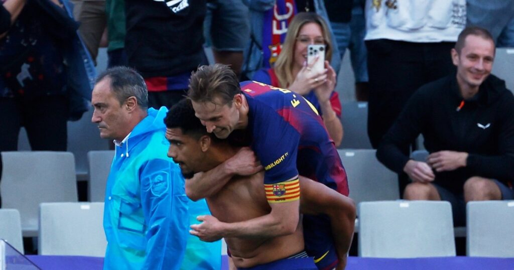 Triunfo agónico del Barcelona y locura de Flick: corte de mangas al árbitro, expulsión y no va al Bernabéu imagen-41