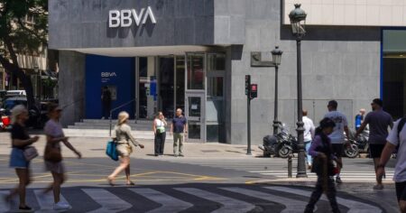 Fracasó en España el intento del BBVA de quedarse con el control del Banco Sabadell, uno de sus principales competidores imagen-17