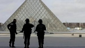 Robo millonario en el Louvre: son cuatro los prófugos tras sustraer ocho joyas de la Corona francesa imagen-4