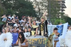 Ya hay horarios para brillar: la Estudiantina 2025 palpita su tercera noche de calle imagen-2