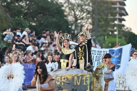 Ya hay horarios para brillar: la Estudiantina 2025 palpita su tercera noche de calle imagen-6
