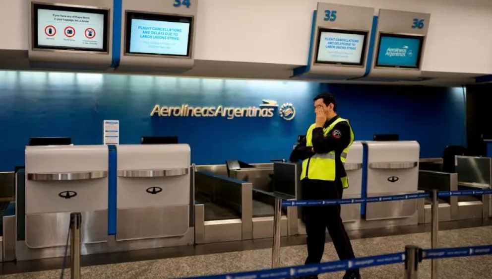 Empezó la medida de fuerza de los pilotos: afecta a 7000 pasajeros y cerca de 60 vuelos Empezó la medida de fuerza de los pilotos: afecta a 7000 pasajeros y cerca de 60 vuelos imagen-5