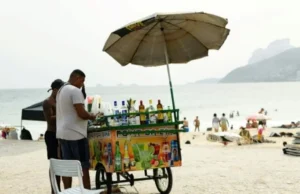 Alerta por intoxicaciones con metanol en Brasil: "La gente debe comprar y consumir en lugares habilitados" imagen-2