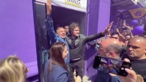 En medio de su gira por el norte del país, Milei se mostró optimista de cara al 26 de octubre y aseguró los ruidos en la economía “van a desaparecer” pos elecciones imagen-2