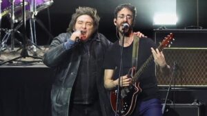 Show musical, libro nuevo y mensaje político: Milei relanzó su campaña tras la salida de Espert imagen-1