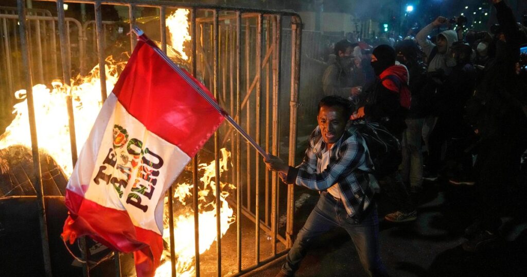 El Gobierno de Perú impondrá el estado de emergencia en Lima tras las masivas y violentas protestas imagen-4