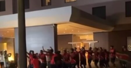 ¡Tipazos! Hinchas de Panamá fueron a armar lío al hotel de Surinam y los jugadores salieron a bailar con ellos imagen-15