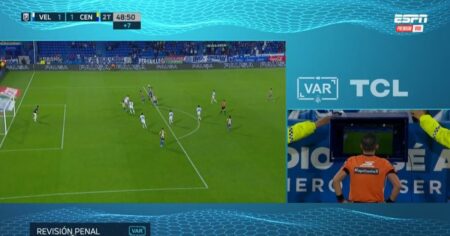 Video: el penal con VAR de Malcorra para que Central le gane sobre la hora a Vélez imagen-13