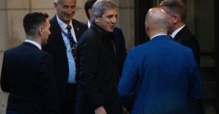 Vuelan los bonos hasta 23% y el riesgo país se desploma por abajo de los 700 puntos Vuelan los bonos hasta 23% y el riesgo país se desploma por abajo de los 700 puntos imagen-11