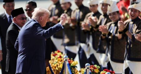 El baile de Donald Trump al aterrizar en Malasia, donde fue recibido con alfombra roja imagen-11