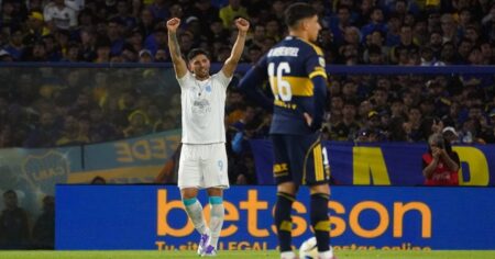 Video: el penal con el que Belgrano se puso 1-0 y la bronca de todo Boca con el árbitro imagen-5