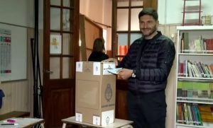 Elecciones 2025: el gobernador de Santa Fe, Maximiliano Pullaro, emitió su voto y dijo que la de hoy “es una elección bisagra” Elecciones 2025: el gobernador de Santa Fe, Maximiliano Pullaro, emitió su voto y dijo que la de hoy “es una elección bisagra” imagen-8
