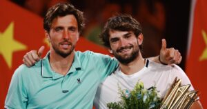 Insólito: estaba 204° en el ranking, llegó a la final contra su primo hermano, se la ganó y se llevó el Masters 1000 de Shanghái imagen-4