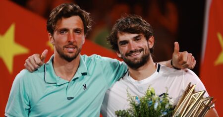 Insólito: estaba 204° en el ranking, llegó a la final contra su primo hermano, se la ganó y se llevó el Masters 1000 de Shanghái imagen-14