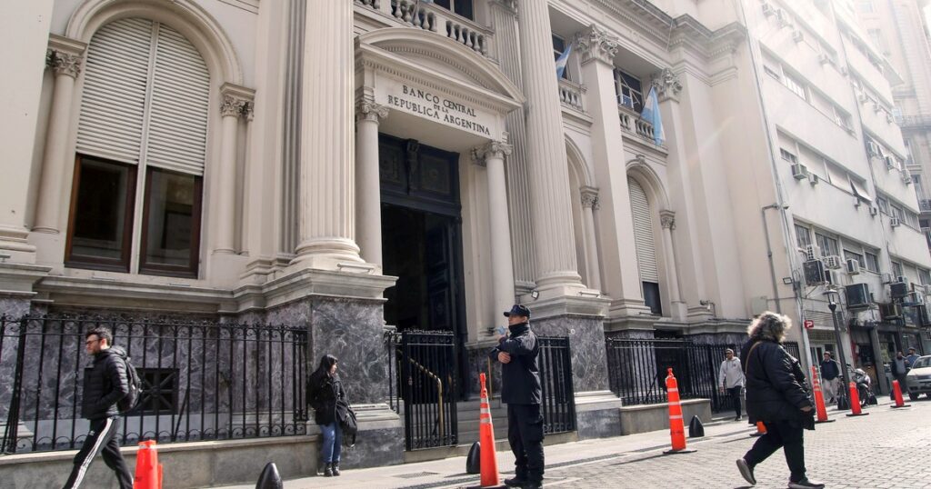 Con un canje de bonos, Caputo le dio más poder de fuego al Banco Central para mantener el dólar bajo control imagen-5