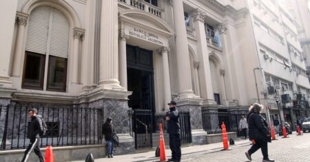 Con un canje de bonos, Caputo le dio más poder de fuego al Banco Central para mantener el dólar bajo control imagen-6