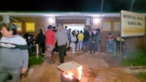 Manifestación pacífica frente al Hospital de Santa Ana por la muerte de un niño imagen-2