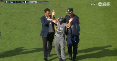 Tras el gol de penal de Di María, un hincha de Sarmiento entró a la cancha e increpó al árbitro Merlos imagen-9