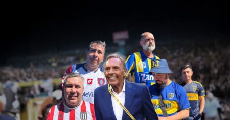 Camisetas de varios clubes en el adiós de Russo: hasta de River imagen-24
