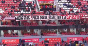Comida para perros, silbidos y bandera contra los jugadores: así recibió su gente a Independiente Comida para perros, silbidos y bandera contra los jugadores: así recibió su gente a Independiente imagen-4