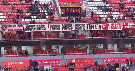 Comida para perros, silbidos y bandera contra los jugadores: así recibió su gente a Independiente Comida para perros, silbidos y bandera contra los jugadores: así recibió su gente a Independiente imagen-6