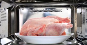 ¿Cómo descongelar pollo en el microondas de forma segura? Evita bacterias con este método ¿Cómo descongelar pollo en el microondas de forma segura? Evita bacterias con este método imagen-3