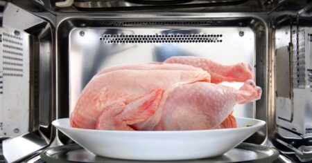¿Cómo descongelar pollo en el microondas de forma segura? Evita bacterias con este método ¿Cómo descongelar pollo en el microondas de forma segura? Evita bacterias con este método imagen-12