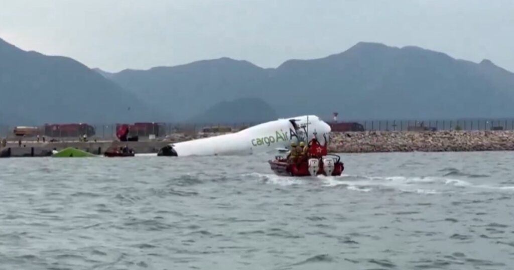 Un avión terminó en el mar tras chocar con un vehículo en el aeropuerto de Hong Kong: murieron dos operarios imagen-4