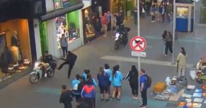 Escapó a contramano por el centro de Mar del Plata, atropelló a un agente de tránsito y lo detuvieron tras una larga persecución imagen-2