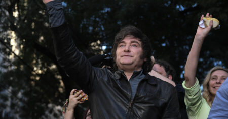 Javier Milei y sus medidas, EN VIVO: el Presidente visita hoy Chaco y Corrientes para impulsar la campaña de LLA en ambas provincias imagen-12