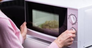 Cómo limpiar el microondas de manera eficiente en 5 minutos y dejarlo impecable: trucos caseros que realmente funcionan Cómo limpiar el microondas de manera eficiente en 5 minutos y dejarlo impecable: trucos caseros que realmente funcionan imagen-2