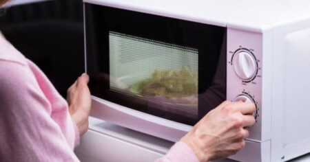 Cómo limpiar el microondas de manera eficiente en 5 minutos y dejarlo impecable: trucos caseros que realmente funcionan Cómo limpiar el microondas de manera eficiente en 5 minutos y dejarlo impecable: trucos caseros que realmente funcionan imagen-12