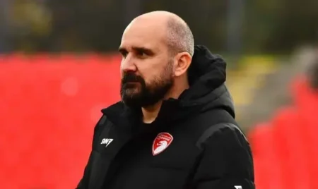 Tragedia en Serbia: muere un entrenador por un infarto en pleno partido Tragedia en Serbia: muere un entrenador por un infarto en pleno partido imagen-124