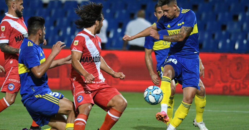 Cómo fueron los anteriores cruces mano a mano entre Boca y Argentinos imagen-43