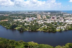 Cuál es la ciudad de Florida más segura y barata para alquilar en 2025, según la IA Cuál es la ciudad de Florida más segura y barata para alquilar en 2025, según la IA imagen-4