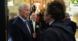 El CEO de JP Morgan elogió a Milei y dijo que “quizás no sea necesario” un préstamo bancario: «Hay grandes empresas que quieren invertir en Argentina» El CEO de JP Morgan elogió a Milei y dijo que “quizás no sea necesario” un préstamo bancario: "Hay grandes empresas que quieren invertir en Argentina" imagen-3