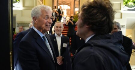 El CEO de JP Morgan elogió a Milei y dijo que “quizás no sea necesario” un préstamo bancario: «Hay grandes empresas que quieren invertir en Argentina» El CEO de JP Morgan elogió a Milei y dijo que “quizás no sea necesario” un préstamo bancario: "Hay grandes empresas que quieren invertir en Argentina" imagen-12