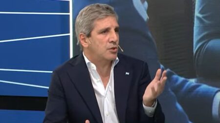 Caputo no sabe donde está "el piso del dólar" y asegura que "La izquierda y la derecha van por la misma autopista" imagen-8