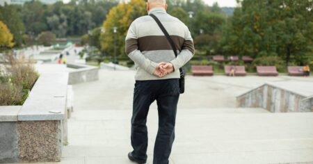 Qué significa caminar con las manos atrás de la espalda, según la psicología Qué significa caminar con las manos atrás de la espalda, según la psicología imagen-9